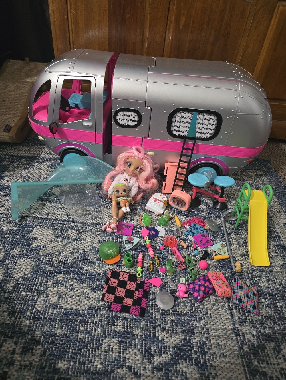 LOL Surprise OMG Glamper Silver Camper 1 In 4 Playset RV Van Dollhouse + Extras